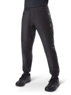 Alpinestars A-Dura Waterproof Pants, pantaloni da ciclismo MTB, nero, con chiusura a cricchetto in vita, tasche con cerniera e logo Astars bianco sulla coscia, mostrati con scarpe da ciclismo nere per il trail riding in ogni condizione meteorologica