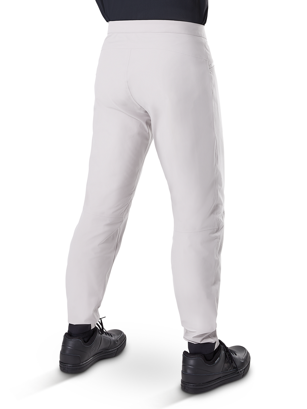 Alpinestars Pantaloni Impermeabili A-Dura, pantaloni da ciclismo MTB, grigio titanio, vista posteriore con gambe affusolate e polsini elasticizzati, indossati con scarpe nere, abbigliamento tecnico impermeabile per mountain bike