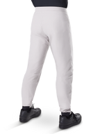 Alpinestars Pantaloni Impermeabili A-Dura, pantaloni da ciclismo MTB, grigio titanio, vista posteriore con gambe affusolate e polsini elasticizzati, indossati con scarpe nere, abbigliamento tecnico impermeabile per mountain bike