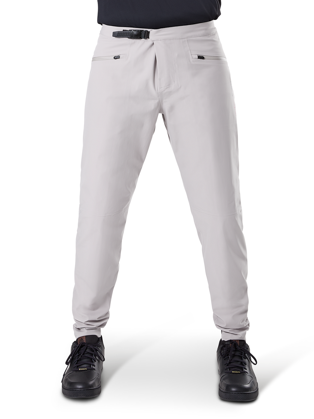 Pantaloni impermeabili Alpinestars A-Dura, pantaloni da ciclismo MTB, grigio titanio, vista frontale, con chiusura a cricchetto nera in vita e due tasche con cerniera, polsini elasticizzati, indossati con sneakers nere, abbigliamento tecnico impermeabile per mountain bike
