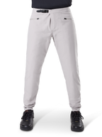 Pantaloni impermeabili Alpinestars A-Dura, pantaloni da ciclismo MTB, grigio titanio, vista frontale, con chiusura a cricchetto nera in vita e due tasche con cerniera, polsini elasticizzati, indossati con sneakers nere, abbigliamento tecnico impermeabile per mountain bike