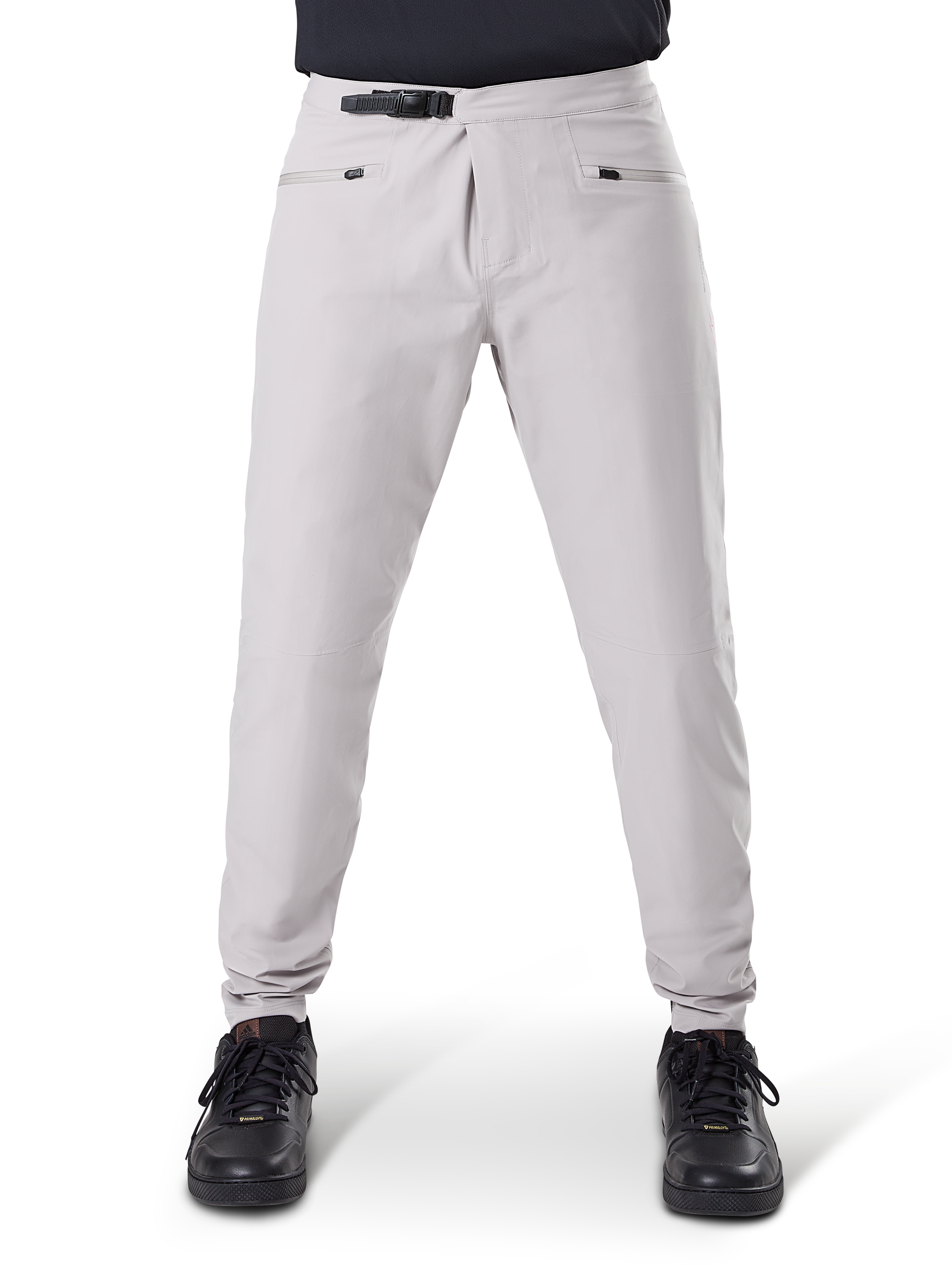 Pantaloni impermeabili Alpinestars A-Dura, pantaloni da ciclismo MTB, grigio titanio, vista frontale, con chiusura a cricchetto nera in vita e due tasche con cerniera, polsini elasticizzati, indossati con sneakers nere, abbigliamento tecnico impermeabile per mountain bike