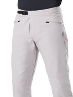 Pantaloni Impermeabili Alpinestars A-Dura, pantaloni da MTB, grigio titanio, vista frontale che mostra la chiusura a cricchetto nera in vita e le tasche per le mani con cerniera, costruzione impermeabile resistente per mountain bike