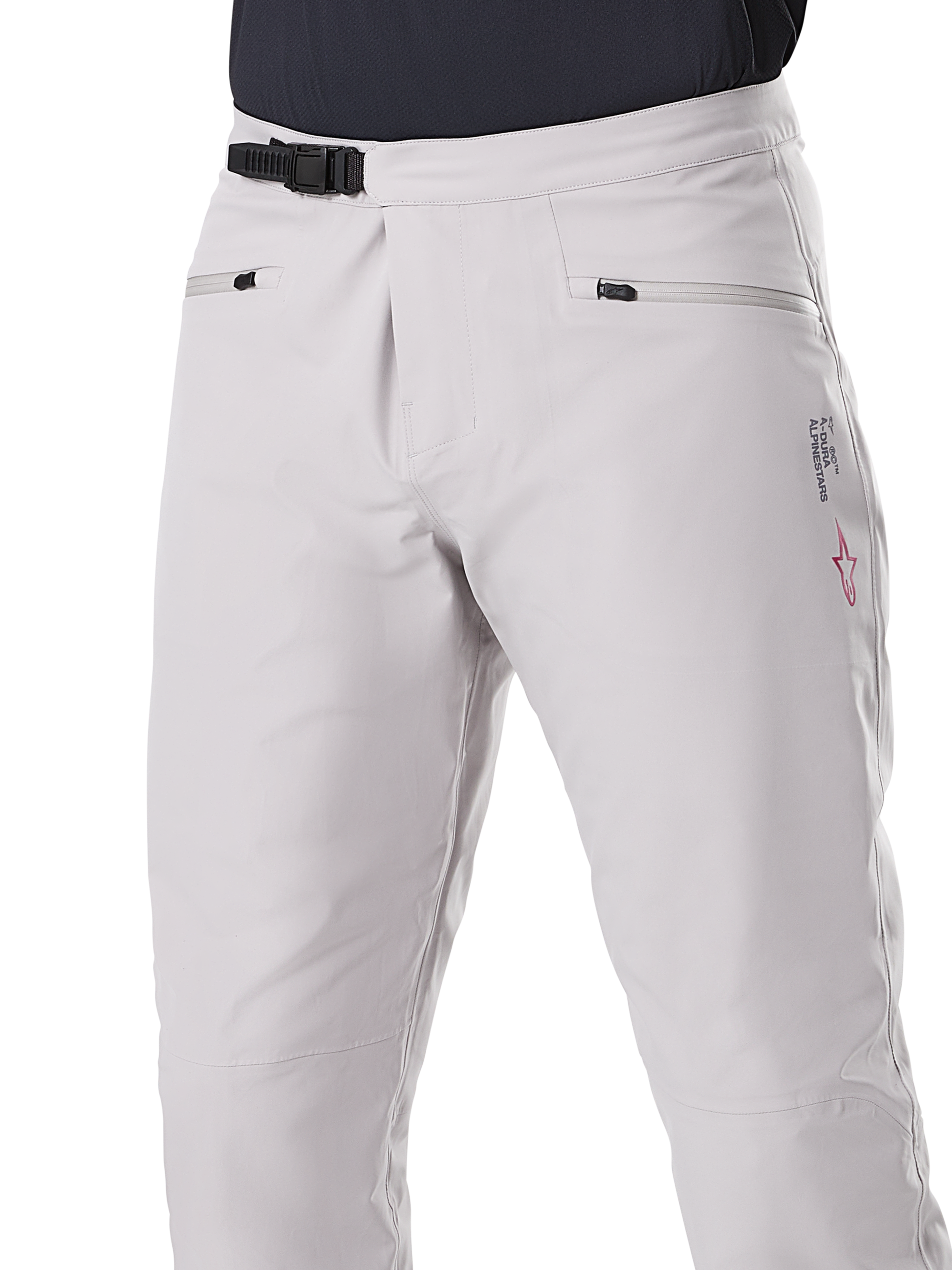 Pantaloni Impermeabili Alpinestars A-Dura, pantaloni da MTB, grigio titanio, vista frontale che mostra la chiusura a cricchetto nera in vita e le tasche per le mani con cerniera, costruzione impermeabile resistente per mountain bike