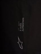 Dettaglio pantaloncini Alpinestars A-Dura Ride neri, tessuto tecnico elasticizzato a 4 vie con loghi bianchi.