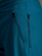 Doppie tasche laterali con zip, pantaloncini Alpinestars A-Dura Ride verde blu in tessuto elasticizzato in 4 direzioni.