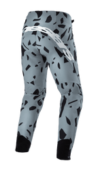 Alpinestars Techstar Envision Pants, pantaloni da mountain bike, blu cenere con motivo geometrico astratto nero, vista posteriore con grande logo bianco e pannelli in rete neri sul polpaccio, abbigliamento da ciclismo fuoristrada resistente