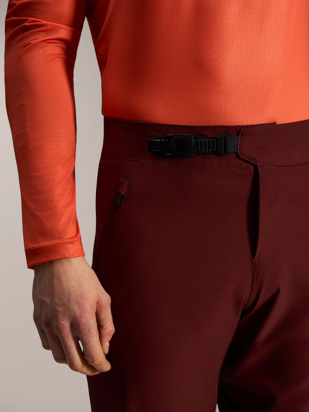 Pantaloncini A-Dura Ride bordeaux con chiusura a cricchetto e tasca con zip sicura per performance MTB.