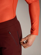 Alpinestars A-Dura Ride Pantaloncini bordeaux, dettaglio tasca laterale con cerniera e fodera in rete.