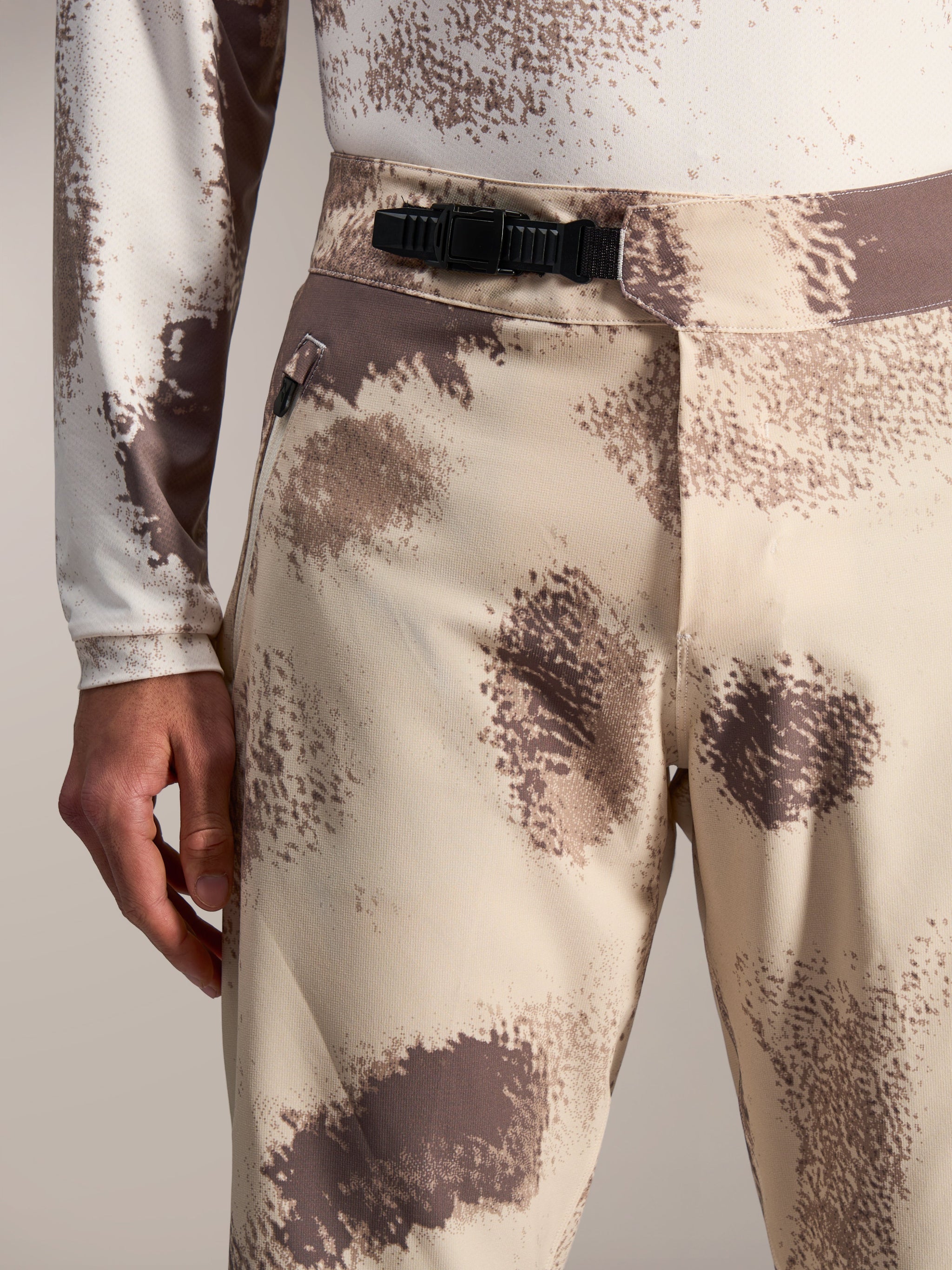 Pantaloncini A-Dura Ride Sand Camo con chiusura a cricchetto nera, abbigliamento tecnico MTB per performance off-road.