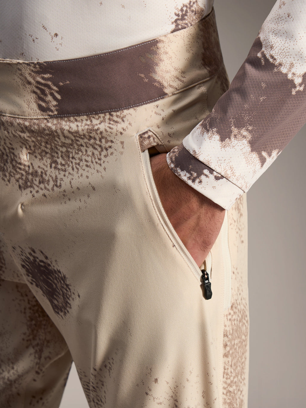Pantaloncini Alpinestars A-Dura Ride Sand Camo, tasca laterale con zip e tessuto MTB elasticizzato in 4 direzioni.