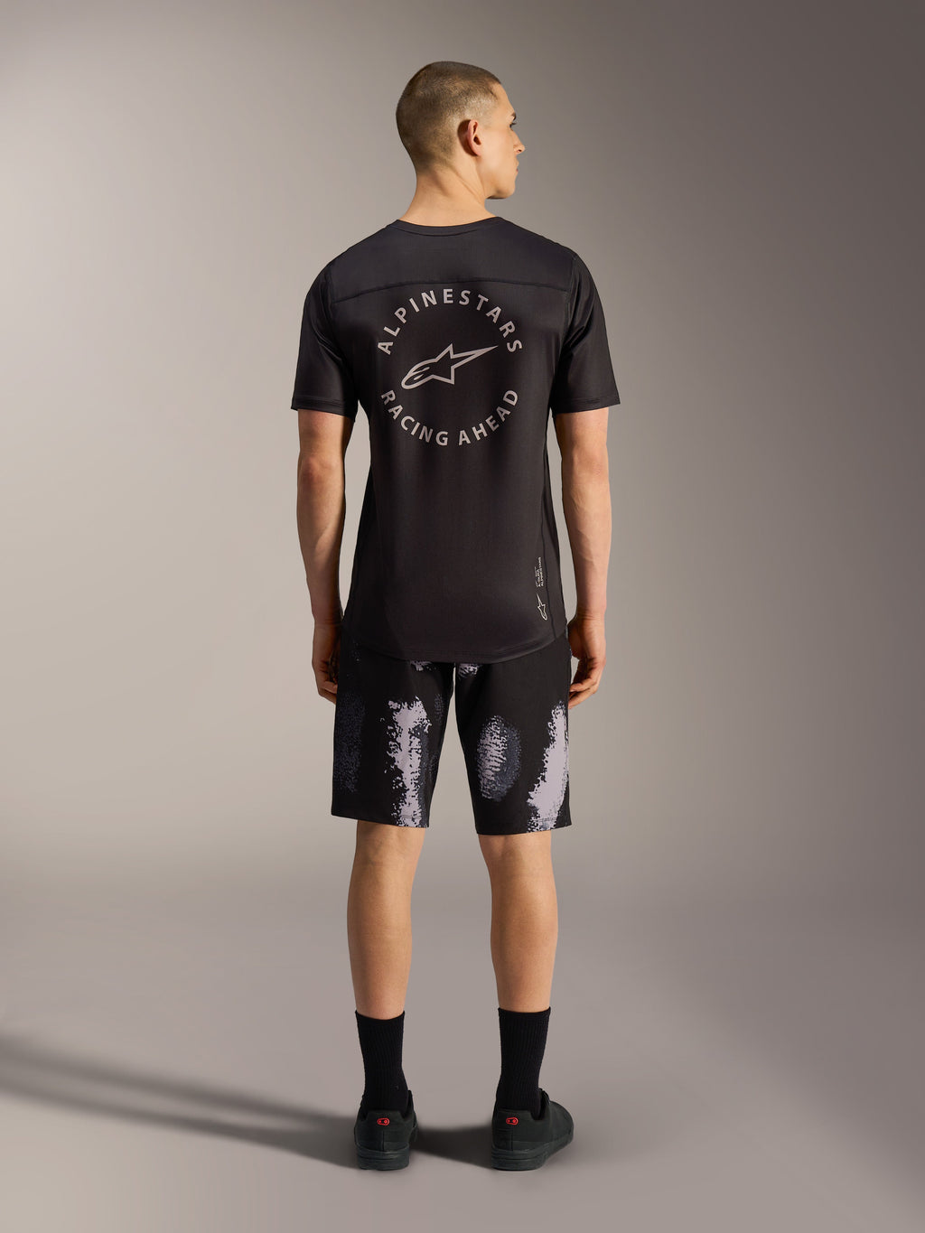 Pantaloncini MTB A-Dura Ride Black Camo da uomo, tessuto elasticizzato resistente, vista posteriore in studio.