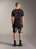 Pantaloncini MTB A-Dura Ride Black Camo da uomo, tessuto elasticizzato resistente, vista posteriore in studio.
