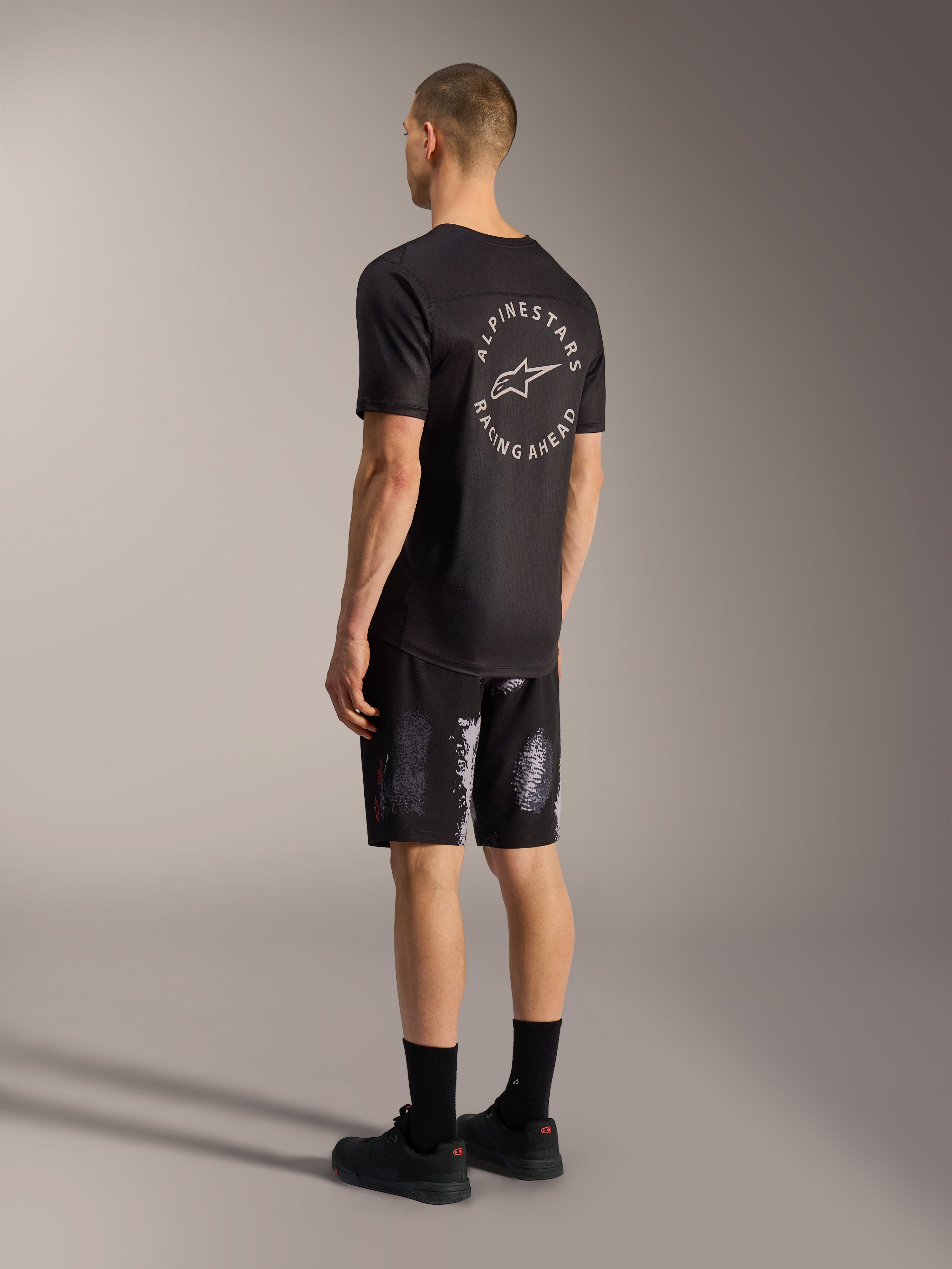 A-Dura Ride Pantaloncini Black Camo, shorts MTB resistenti in tessuto elasticizzato a 4 vie, vista posteriore.
