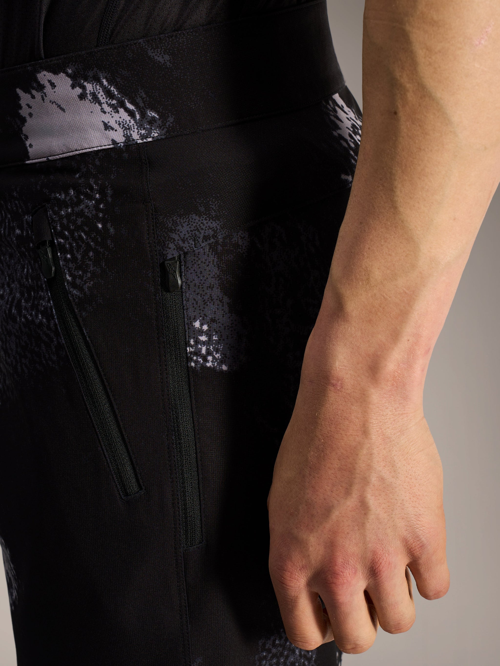 Pantaloncini Alpinestars A-Dura Ride Black Camo con tasche laterali con cerniera e tessuto stretch per MTB.