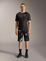 Pantaloncini Alpinestars A-Dura Ride Black Camo abbinati a t-shirt tecnica nera per versatilità in mountain bike.
