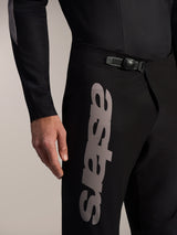 Pantaloni MTB Alpinestars A-Supra Elite neri con chiusura a cricchetto in vita e logo Astars grigio sulla coscia.