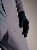 Pantaloni A-Supra Elite Faded Gray con fori laser sulla coscia, abbigliamento premium da gara MTB.