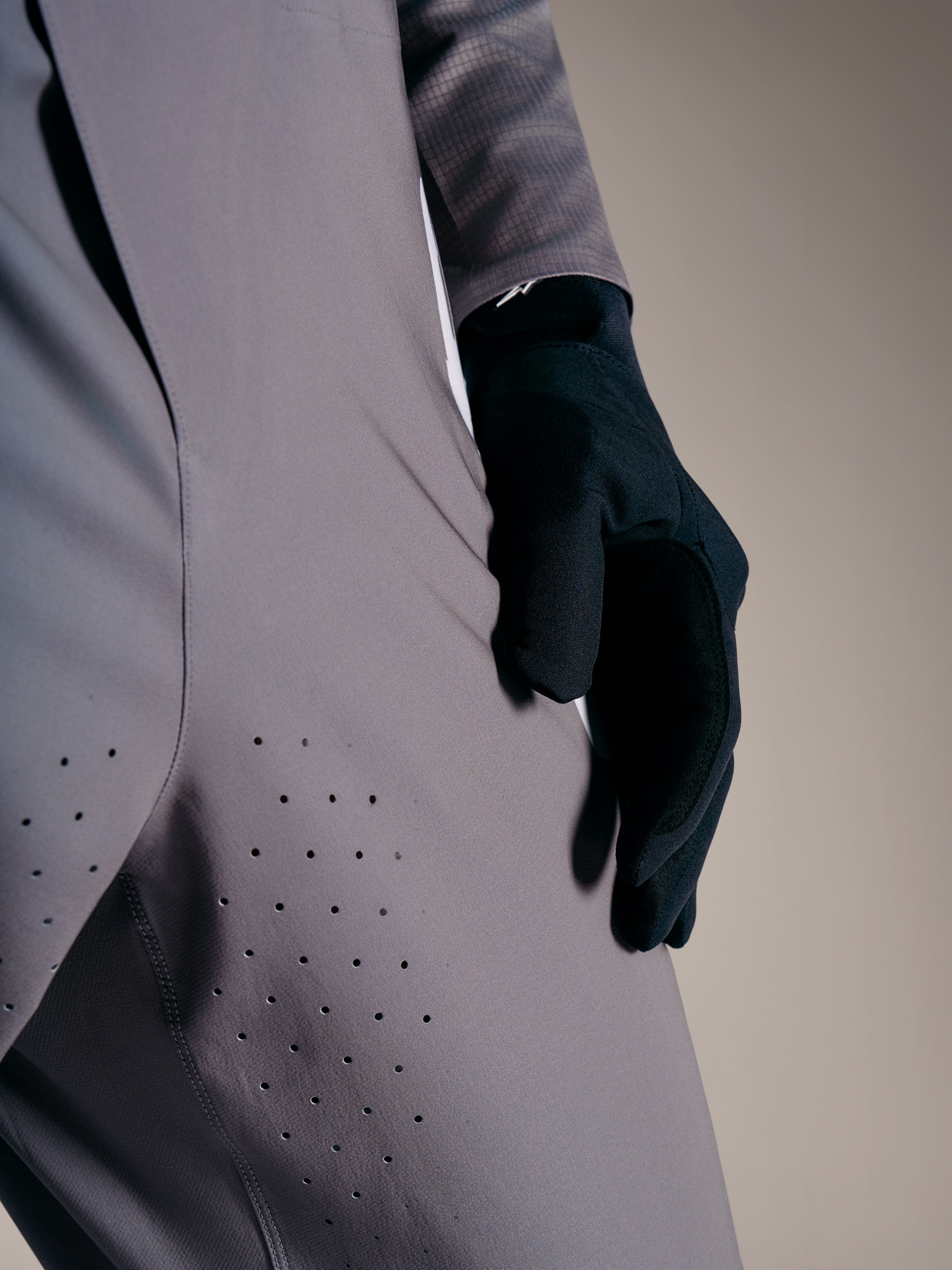 Pantaloni A-Supra Elite Faded Gray con fori laser sulla coscia, abbigliamento premium da gara MTB.