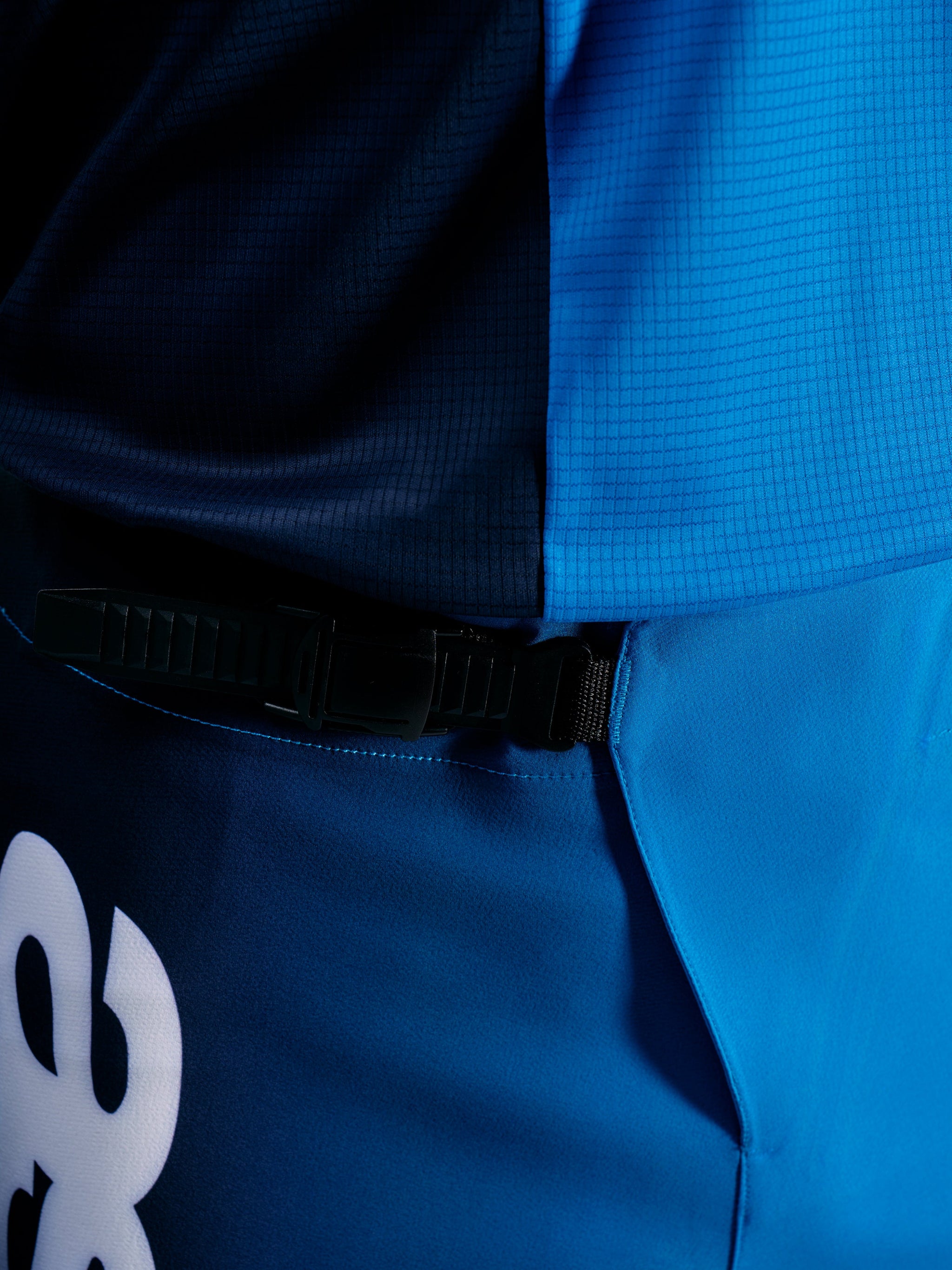 Pantaloni A-Supra Elite Faded Bright Blue con sistema di chiusura a cricchetto nero per una vestibilità sicura.