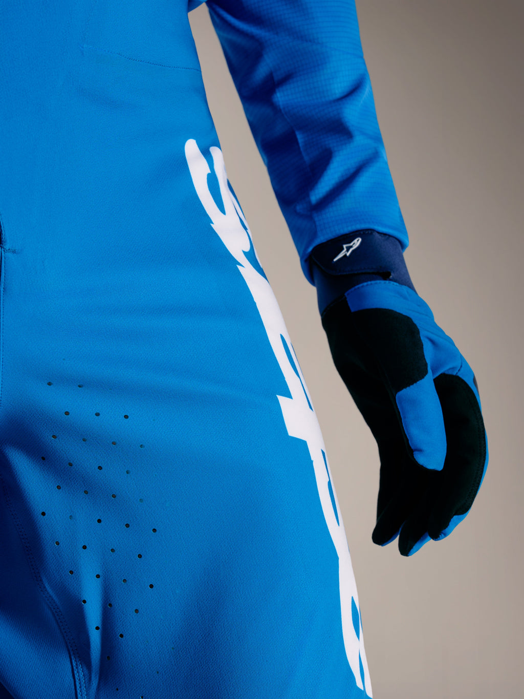 Pantaloni A-Supra Elite Faded Bright Blue con ventilazione laser e logo Astars bianco su tessuto stretch premium.