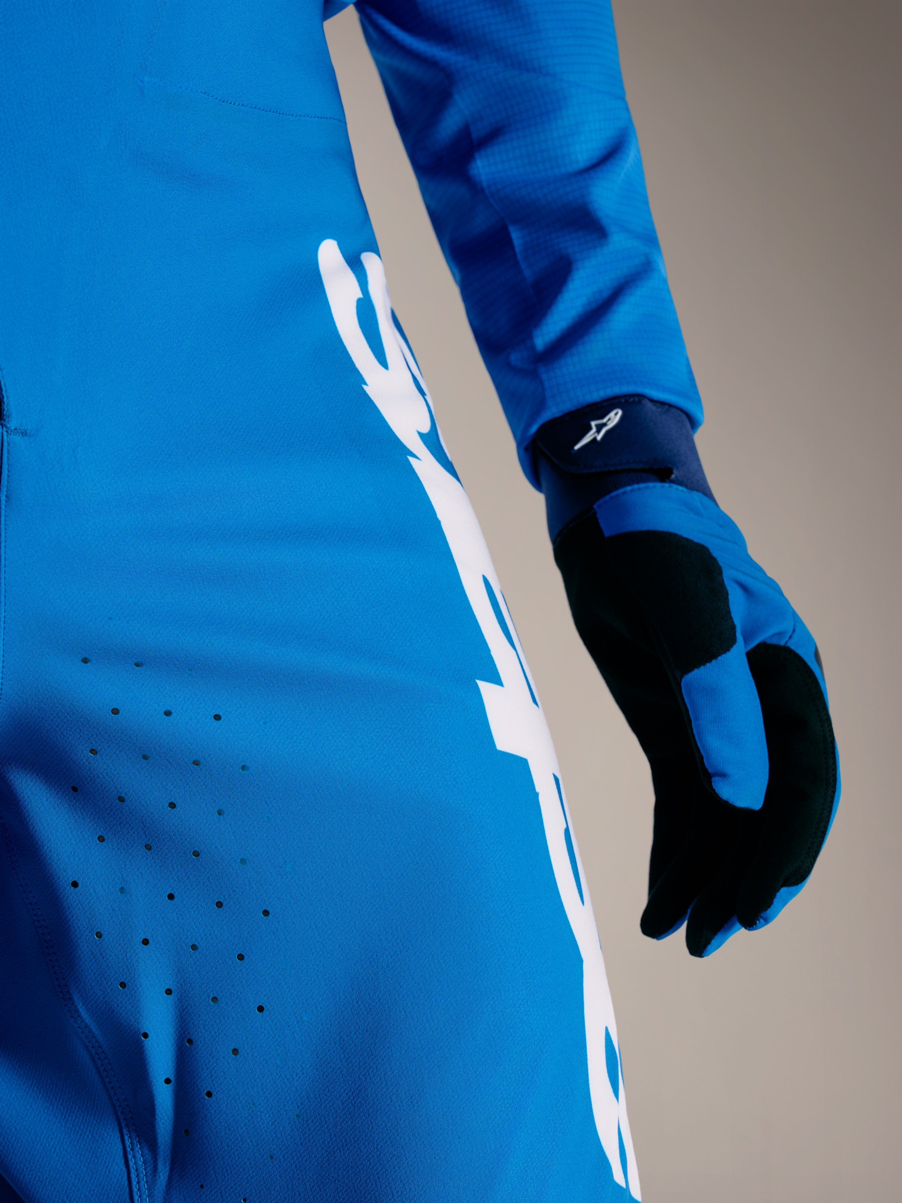 Pantaloni A-Supra Elite Faded Bright Blue con ventilazione laser e logo Astars bianco su tessuto stretch premium.