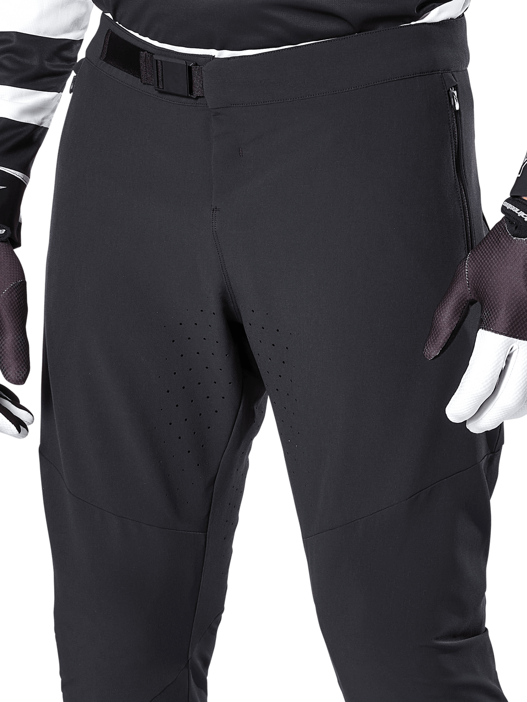 Alpinestars A-Aria Elite Pants, pantaloni da mountain bike neri, primo piano della vita e delle cosce con chiusura a fibbia magnetica e fori di ventilazione tagliati al laser, abbinati a guanti da ciclismo