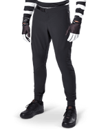 Pantaloni Alpinestars A-Aria Elite, pantaloni neri da mountain bike con ventilazione a taglio laser sulle cosce e chiusura con fibbia magnetica, indossati con maglia a righe bianche e nere e guanti, abbigliamento MTB ad alte prestazioni per il ciclismo fuoristrada