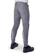 Pantaloni Alpinestars A-Aria Elite, pantaloni da MTB, grigio scuro, con loghi Alpinestars bianchi verticali sul retro della parte inferiore delle gambe, fori di ventilazione tagliati al laser, polsini elasticizzati e vestibilità performante per mountain bike