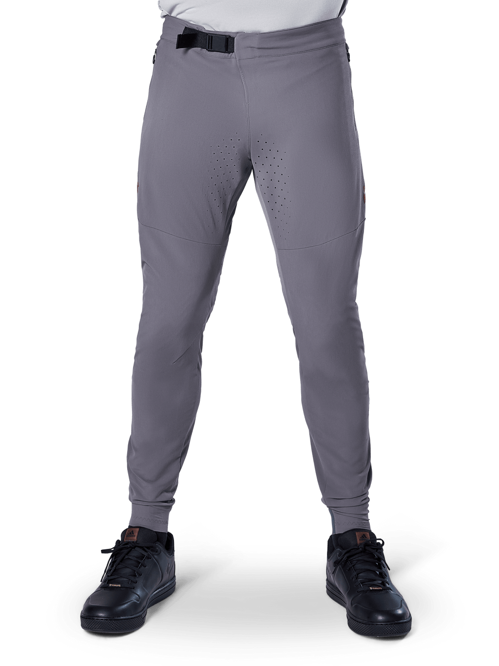 Alpinestars A-Aria Elite Pants, pantaloni da mountain bike, grigio scuro, con perforazioni laser sull'interno coscia per la ventilazione e chiusura con fibbia magnetica in vita, vestibilità performante con gambe affusolate indossati con scarpe sportive nere