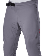 Pantaloni Alpinestars A-Aria Elite, pantaloni da ciclismo MTB, grigio scuro, vista ravvicinata con chiusura a fibbia magnetica, tasca laterale con zip e perforazioni laser per la ventilazione sull'interno coscia per prestazioni nel trail riding.