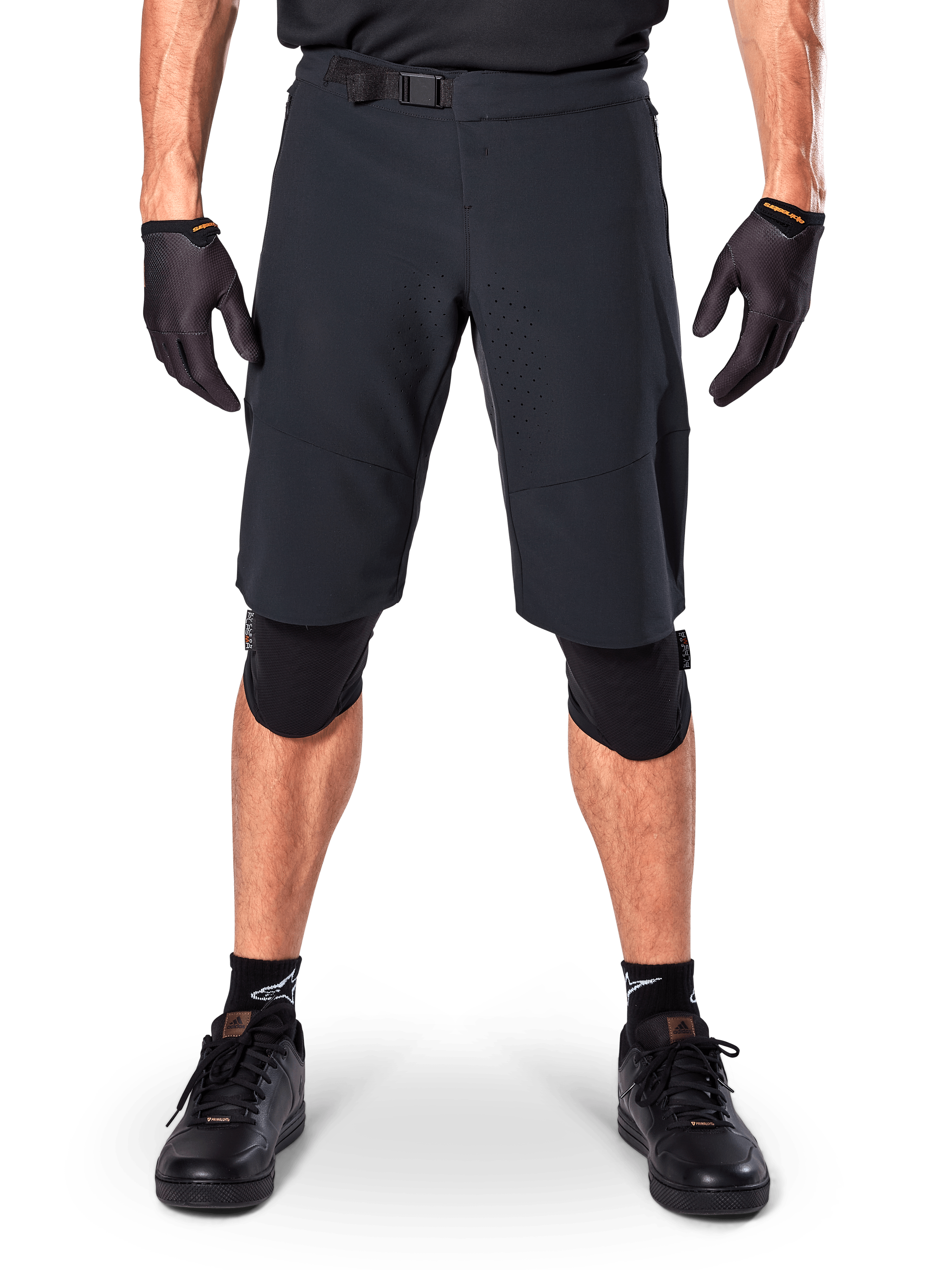Alpinestars A-Aria Elite Shorts, pantaloncini da mountain bike, nero, indossati con ginocchiere e guanti neri, con ventilazione tagliata al laser e vita regolabile con fibbia, abbigliamento tecnico per ciclismo fuoristrada
