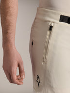 Alpinestars A-Aria Elite Shorts, pantaloncini da mountain bike, ecru, vista laterale ravvicinata che mostra la tasca con zip e la chiusura con fibbia magnetica, abbigliamento tecnico da ciclismo con accenti neri