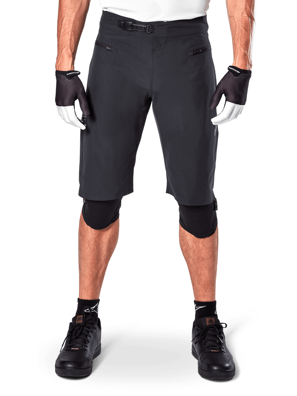 Pantaloncini Alpinestars A-Aria, pantaloncini da mountain bike neri, con chiusura a cricchetto in vita e tasche con cerniera, indossati con guanti bianchi e neri e ginocchiere, abbigliamento tecnico da ciclismo per il fuoristrada