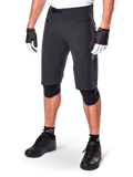 Alpinestars A-Aria Shorts, pantaloncini da mountain bike, neri, lunghezza al ginocchio con tasche anteriori con zip e fibbia a cricchetto regolabile in vita, indossati con ginocchiere nere, calze e guanti da ciclismo