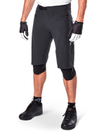 Alpinestars A-Aria Shorts, pantaloncini da mountain bike, neri, lunghezza al ginocchio con tasche anteriori con zip e fibbia a cricchetto regolabile in vita, indossati con ginocchiere nere, calze e guanti da ciclismo