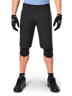 Pantaloncini Alpinestars A-Dura Elite, pantaloncini da mountain bike neri, indossati da un ciclista con guanti e ginocchiere neri, dotati di chiusura frontale a scatto e tasche con zip, in resistente materiale Cordura per il ciclismo fuoristrada