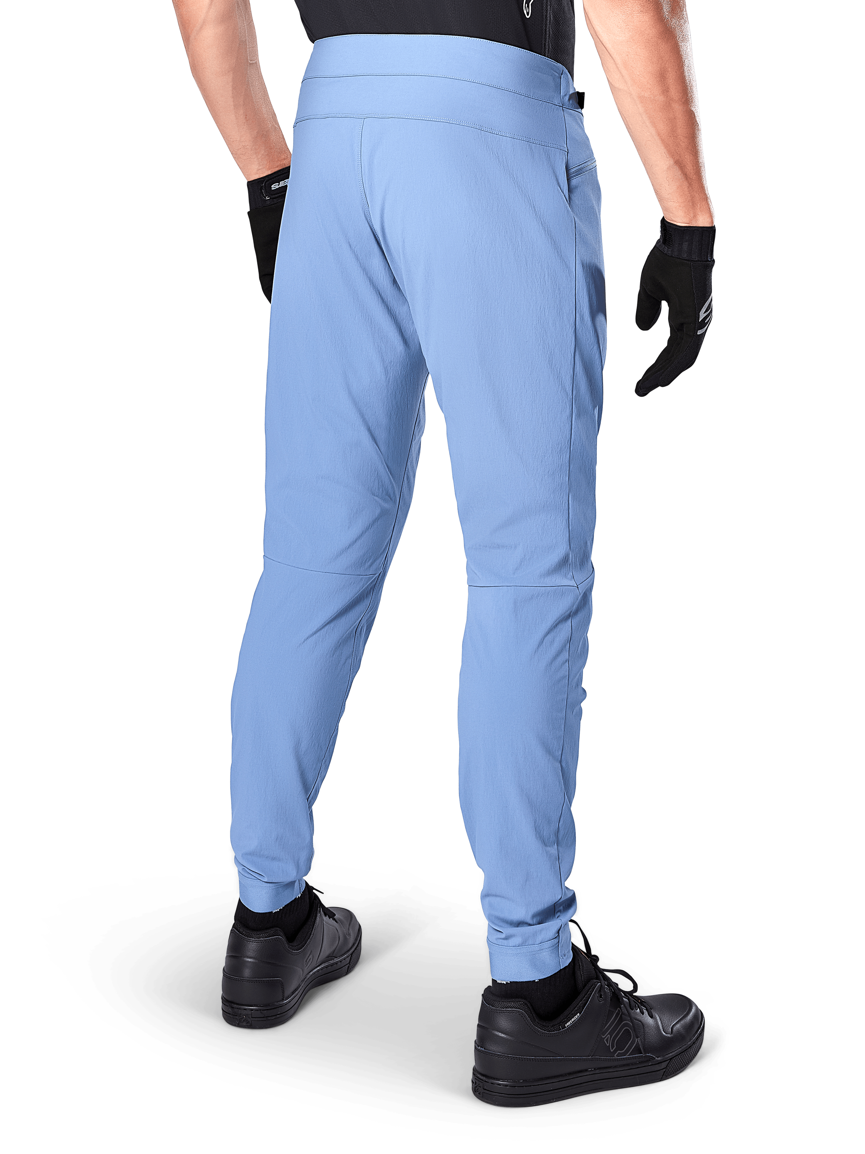 Pantaloni Alpinestars A-Dura, pantaloni da mountain bike, Infinity Blue, vista posteriore che mostra la vestibilità regolare e i polsini elasticizzati, indossati con guanti neri e calzature nere, abbigliamento da ciclismo resistente in tessuto elasticizzato bidirezionale.
