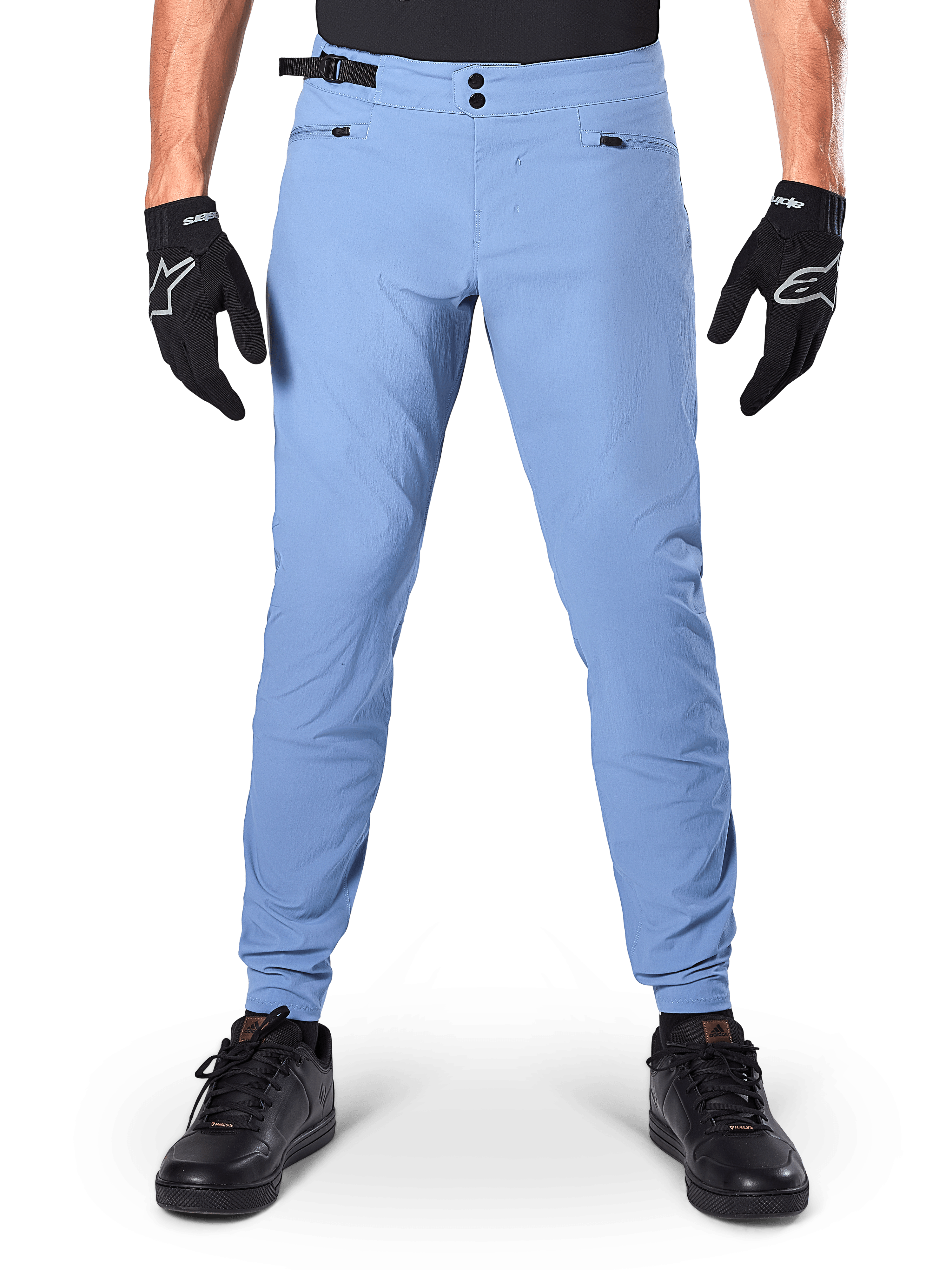 Alpinestars Pantaloni A-Dura, pantaloni MTB, Infinity Blue, pantaloni da mountain bike azzurri con doppia chiusura a scatto e tasche con cerniera, indossati con guanti neri e scarpe nere, vestibilità regolare con polsini elasticizzati