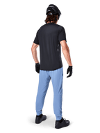 Alpinestars A-Dura Pants, pantaloni MTB, Infinity Blue, vista posteriore su modello che indossa una t-shirt nera e un casco da ciclismo nero, realizzati in resistente tessuto elasticizzato in 2 direzioni e polsini elasticizzati, abbigliamento tecnico per mountain bike