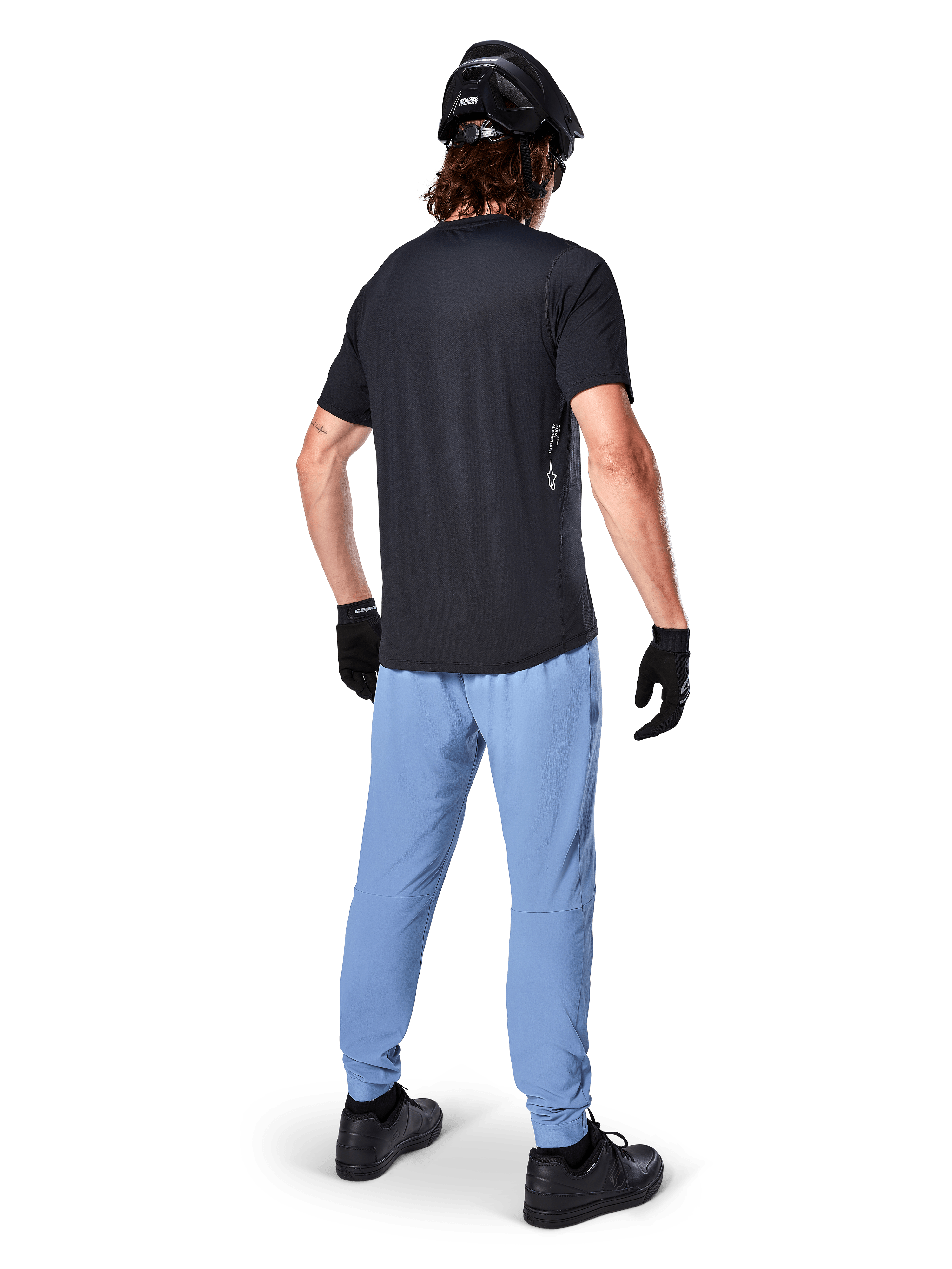 Alpinestars A-Dura Pants, pantaloni MTB, Infinity Blue, vista posteriore su modello che indossa una t-shirt nera e un casco da ciclismo nero, realizzati in resistente tessuto elasticizzato in 2 direzioni e polsini elasticizzati, abbigliamento tecnico per mountain bike