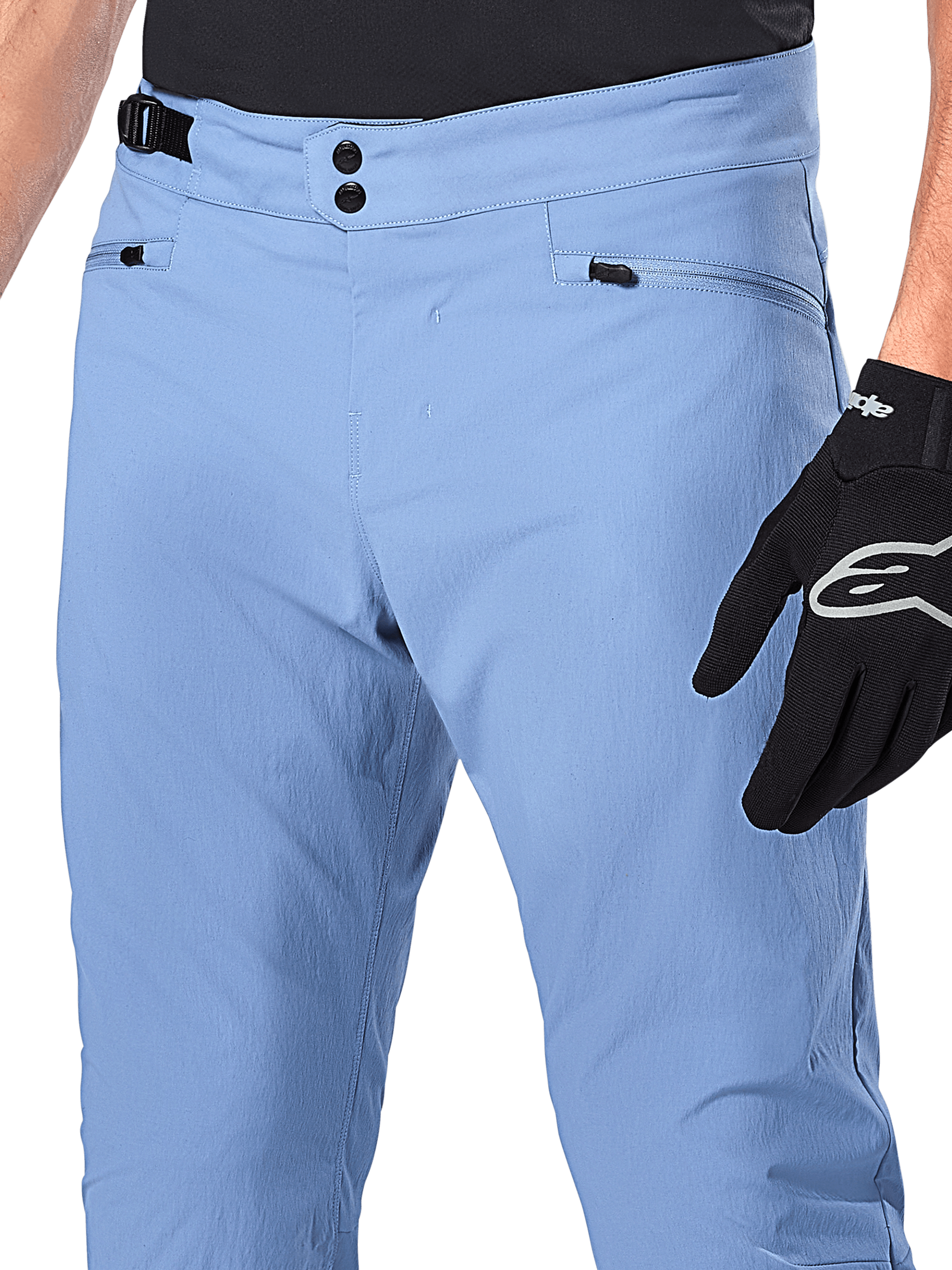 Alpinestars A-Dura Pants, pantaloni da ciclismo MTB, Infinity Blue, primo piano della vita con doppia chiusura a scatto e regolatore laterale, tasche con cerniera, indossati con guanti Alpinestars neri