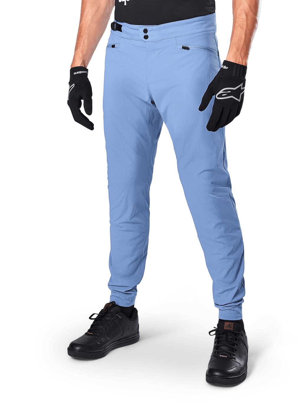 Alpinestars A-Dura Pants, pantaloni da ciclismo MTB Infinity Blue, con doppia chiusura frontale a scatto e tasche con cerniera, indossati con guanti neri e scarpe nere, tessuto resistente elasticizzato in 2 direzioni per la guida fuoristrada