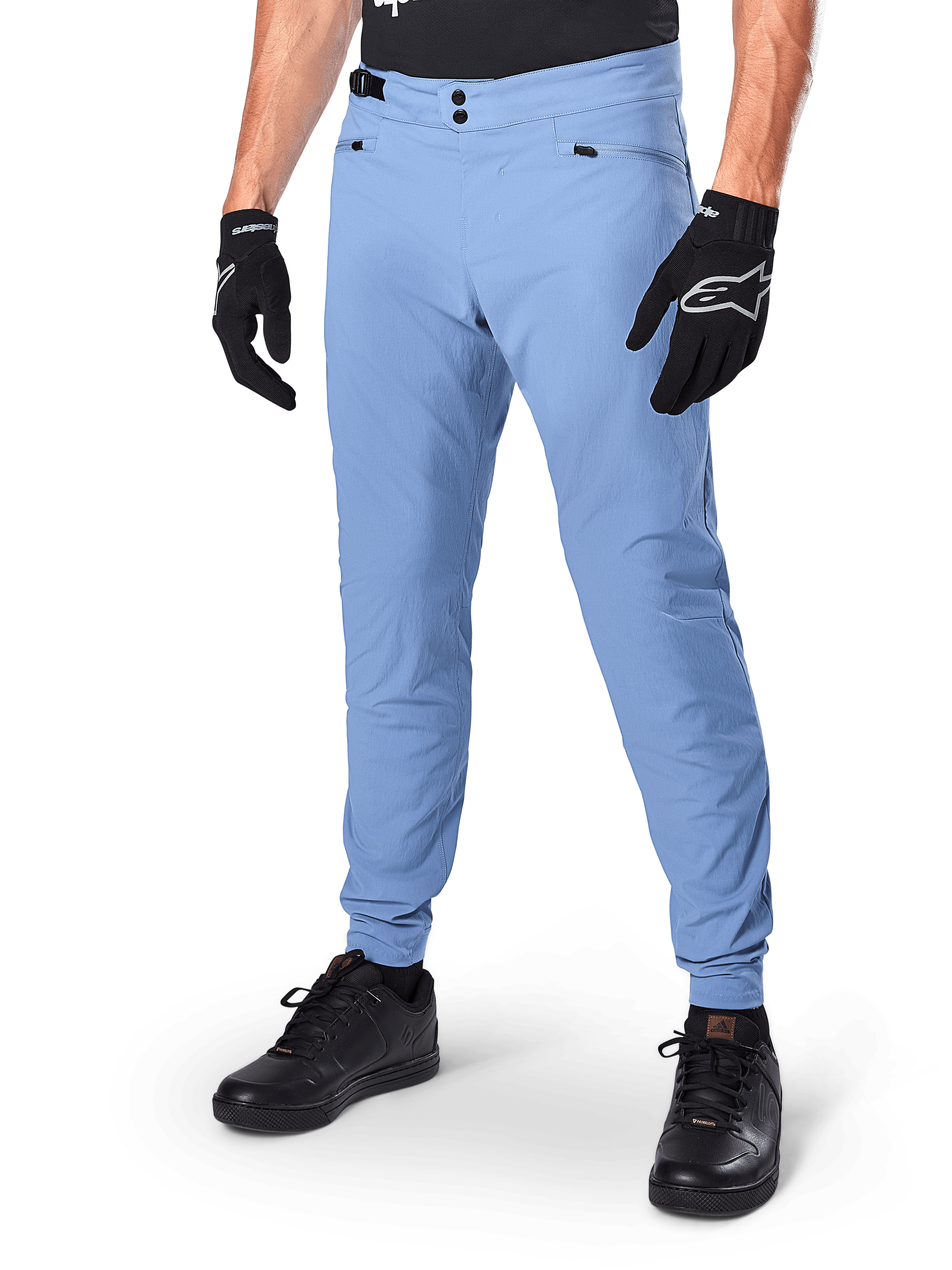 Alpinestars A-Dura Pants, pantaloni da ciclismo MTB Infinity Blue, con doppia chiusura frontale a scatto e tasche con cerniera, indossati con guanti neri e scarpe nere, tessuto resistente elasticizzato in 2 direzioni per la guida fuoristrada
