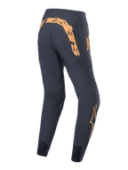 Alpinestars A-Supra Race Pants, pantaloni da ciclismo MTB, nero con grafiche arancioni, vista posteriore con grande scritta Alpinestars sul carré posteriore, tasca laterale con zip e vestibilità performance affusolata con pannelli in rete sulle caviglie