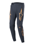 Alpinestars A-Supra Race Pants, pantaloni da gara MTB, nero con evidenti loghi a stella arancioni sulle cosce, chiusura frontale a cricchetto, ventilazione traforata al laser e vestibilità atletica affusolata