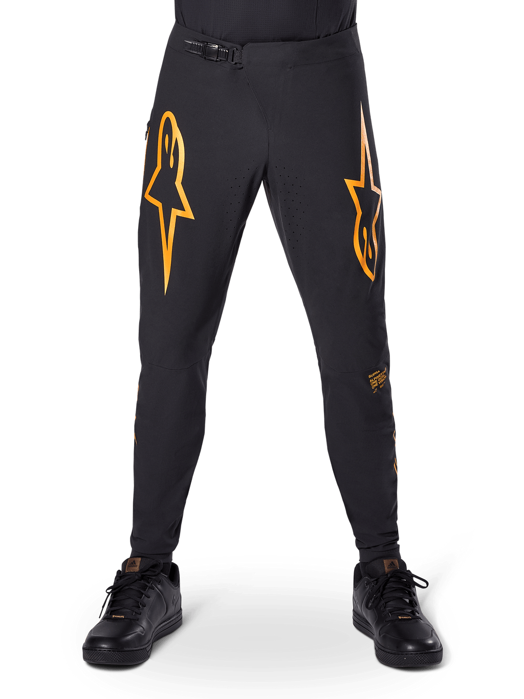 Alpinestars A-Supra Race Pants, pantaloni da ciclismo MTB, nero con vistosi loghi arancioni, dotati di chiusura a cricchetto in vita e ventilazione traforata al laser, vestibilità performance per gare di mountain bike fuoristrada