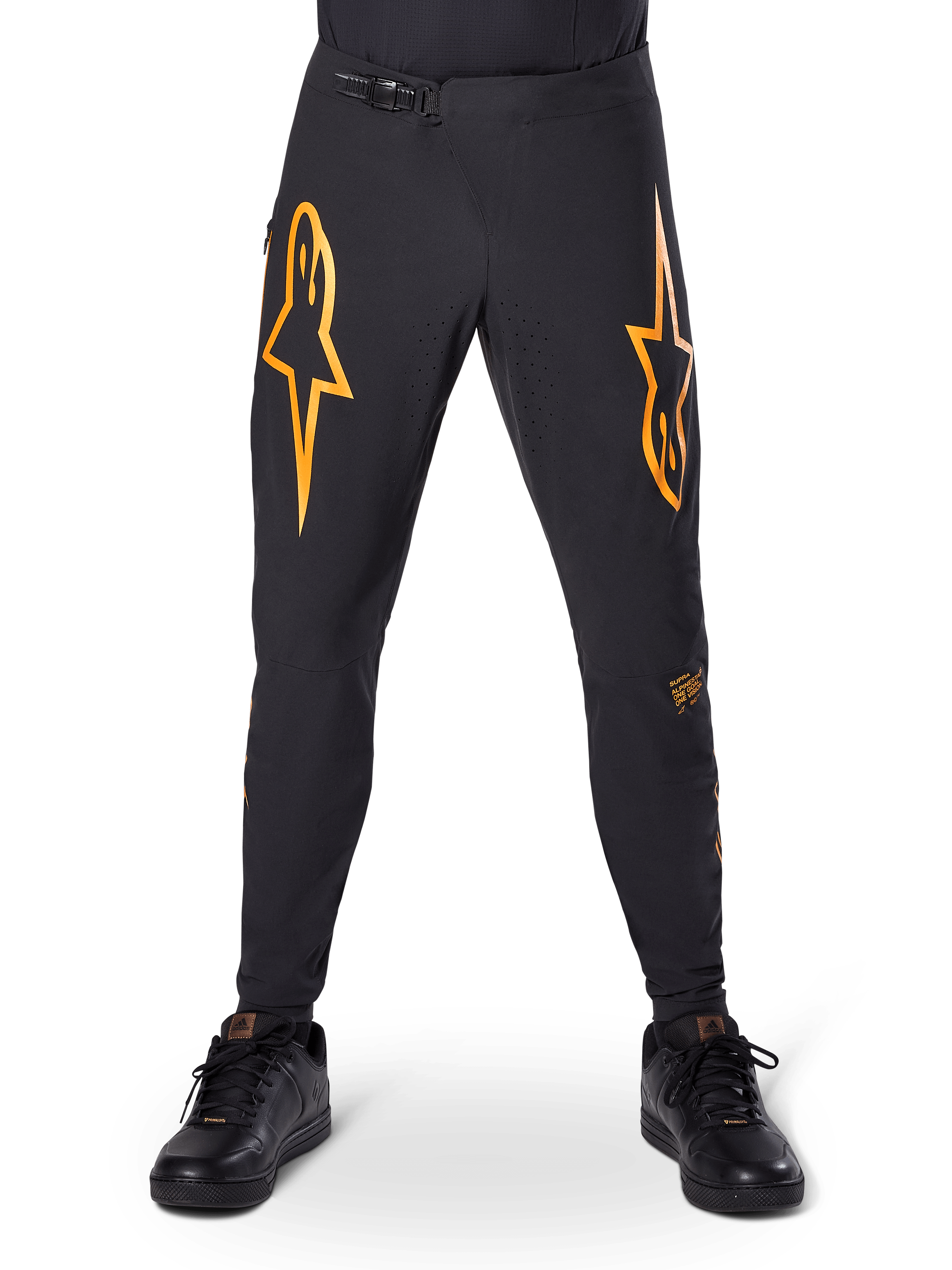 Alpinestars A-Supra Race Pants, pantaloni da ciclismo MTB, nero con vistosi loghi arancioni, dotati di chiusura a cricchetto in vita e ventilazione traforata al laser, vestibilità performance per gare di mountain bike fuoristrada