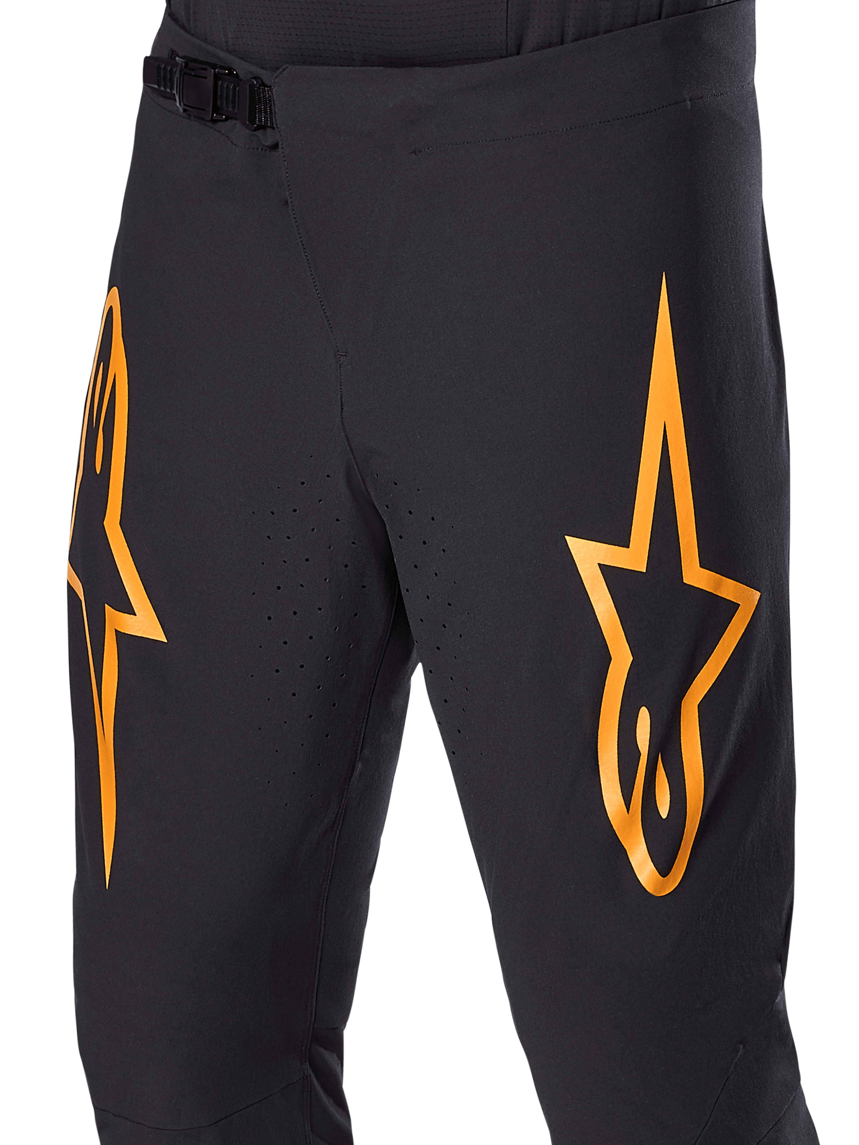 Alpinestars A-Supra Race Pants, pantaloni da ciclismo MTB, neri con grandi loghi a stella arancioni, chiusura a cricchetto frontale e fori di ventilazione traforati al laser, design tecnico