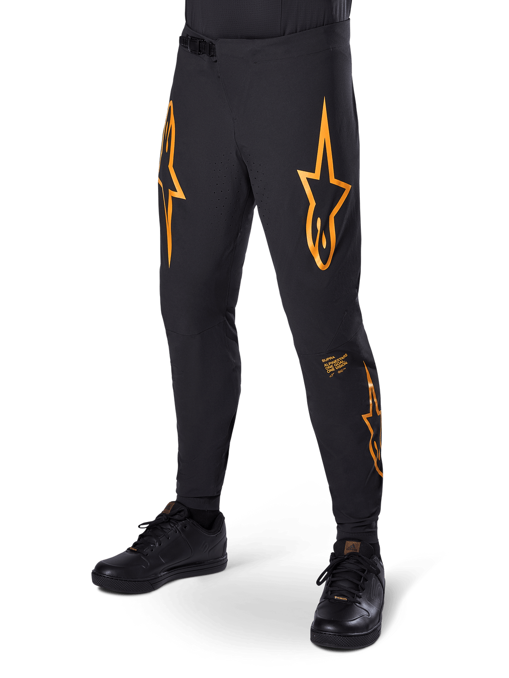 Alpinestars A-Supra Race Pants, pantaloni da corsa MTB neri con grafiche a stella arancioni, ventilazione traforata al laser e chiusura a cricchetto in vita, vestibilità slim performance per ciclismo fuoristrada